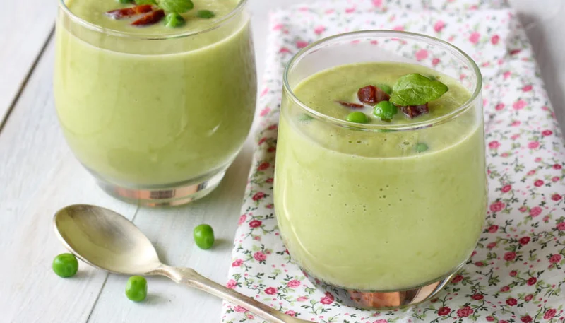 Velouté de petits pois au lait de coco et bacon