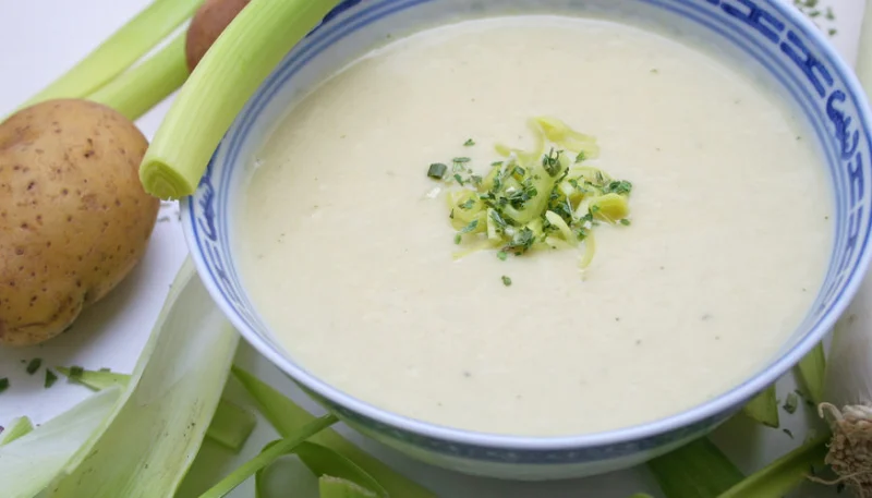 Velouté de poireaux et pommes de terre aux carrés frais