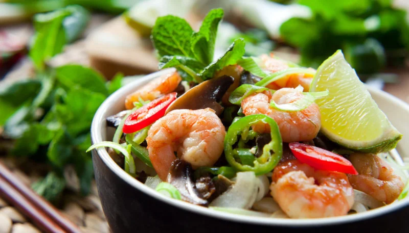 Wok de crevettes, courgettes et riz basmati au lait de coco