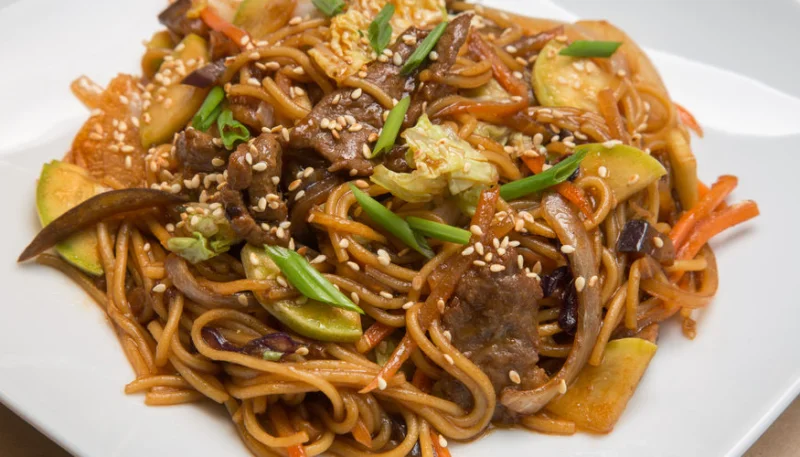 Wok de nouilles sautées au porc