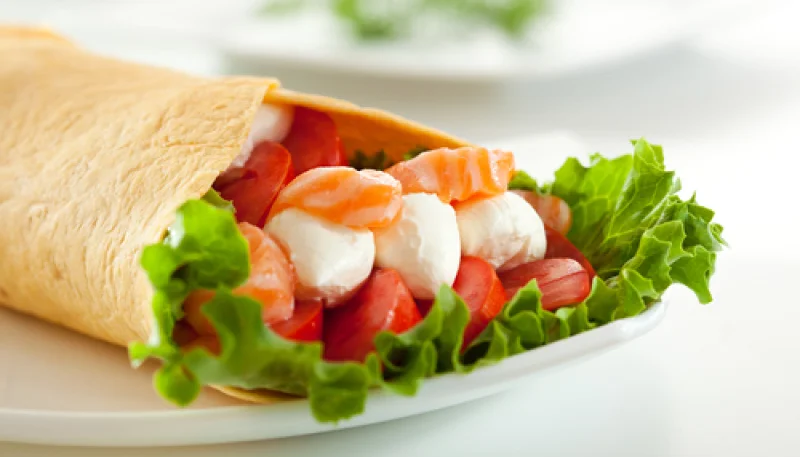 Wrap saumon fumé, tomates cerise et mozzarella