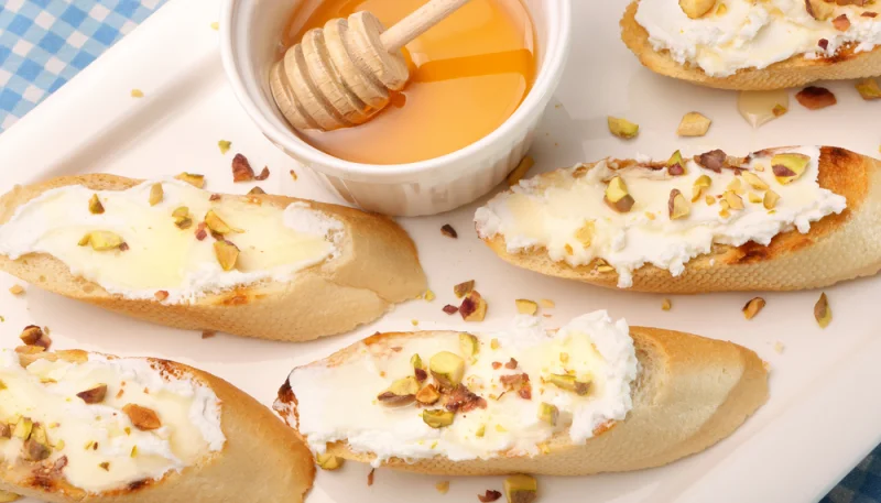Bruschetta au chèvre, miel et pistaches