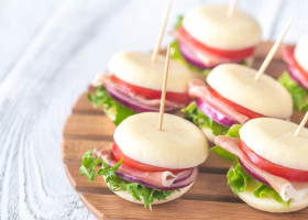 Mini-burgers de Babybel au jambon cru