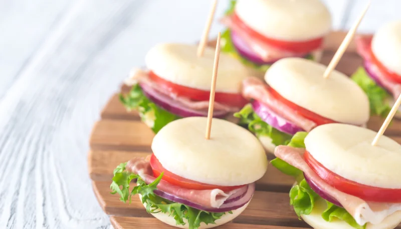 Mini-burgers de Babybel au jambon cru