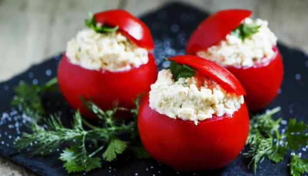Tomates farcies au fromage frais