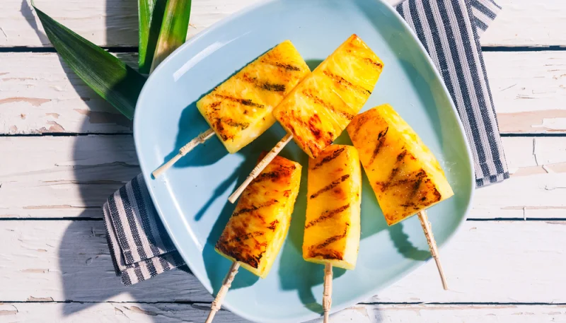 Brochettes d'ananas au barbecue