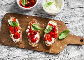 Bruschetta aux poivrons et fromage frais