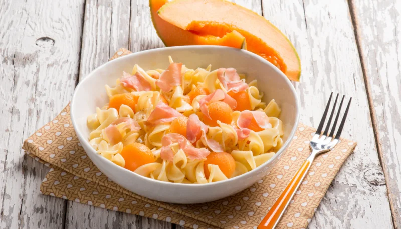 Salade de pâtes au melon et jambon de Parme