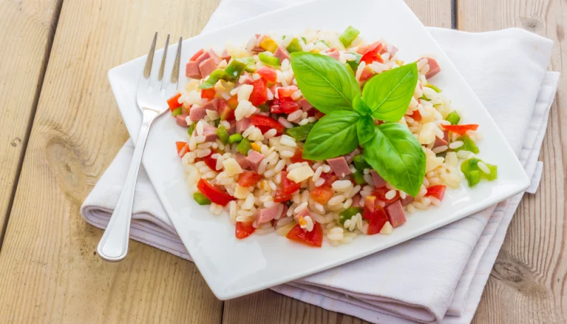 Salade de riz au jambon et poivrons