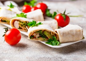 Tortillas à la tomate, dinde et courgette