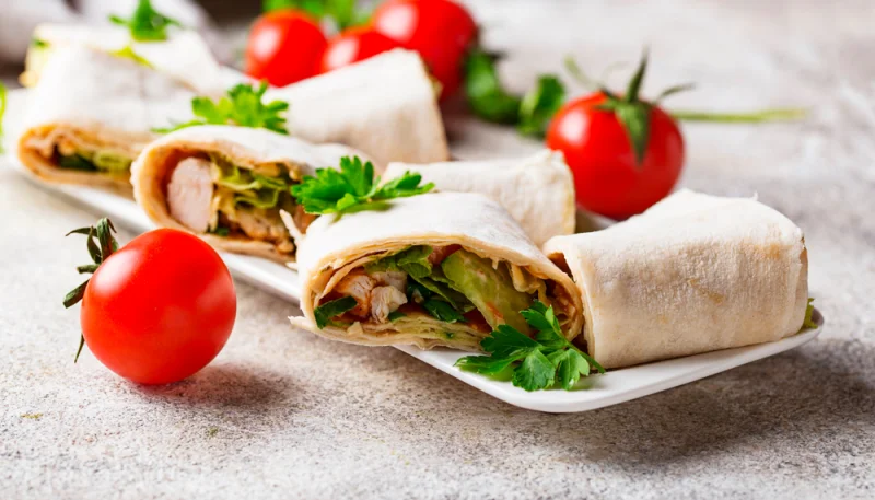 Tortillas à la tomate, dinde et courgette