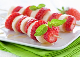 Brochettes fraise-banane au miel