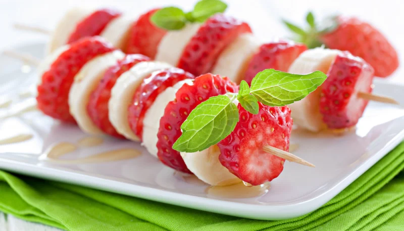 Brochettes fraise-banane au miel