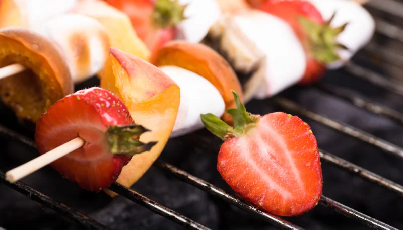 Brochettes de fruits et chamallows au barbecue