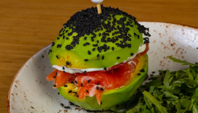 Burger d'avocat au saumon fumé