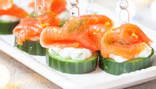 Canapés de concombre au fromage frais et saumon fumé