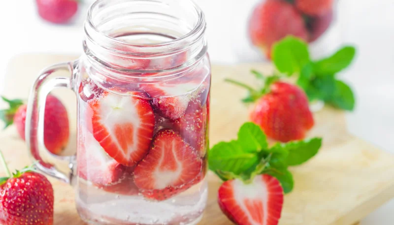 Eau infusée à la fraise