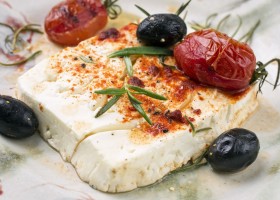 Feta rôtie aux tomates et olives