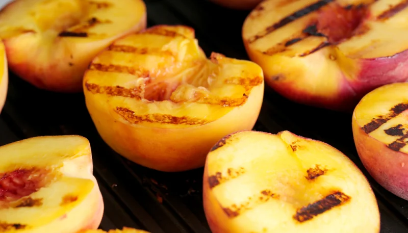 Pêches grillées au barbecue