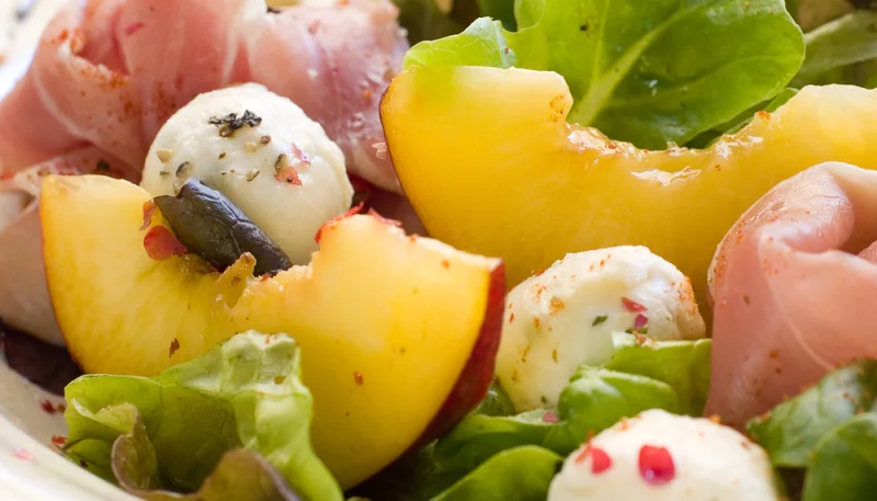 Salade de pêches, mozzarella et jambon cru