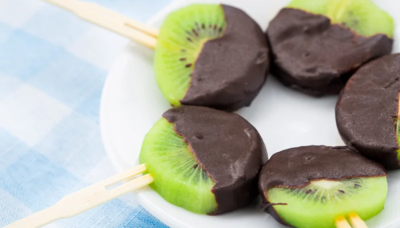 Sucettes de kiwi au chocolat