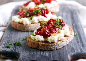 Bruschetta aux tomates séchées et ricotta