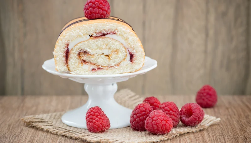 Gâteau roulé aux framboises et chocolat blanc