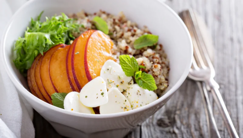 Salade de quinoa à la pêche et mozzarella