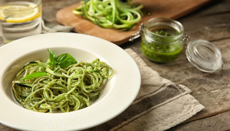 Spaghettis de courgettes au pesto