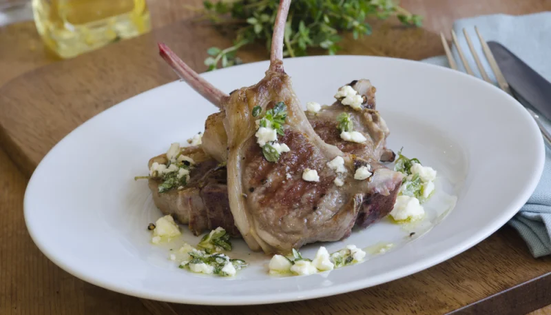 Côtelettes d'agneau à la feta