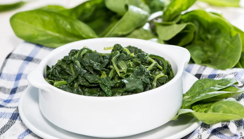 Épinards à la sauce coco et cacahuètes