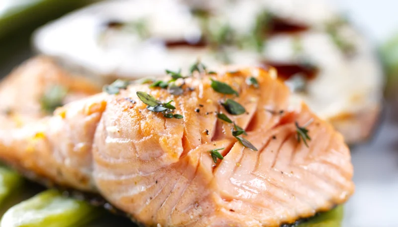 Filet de saumon vapeur au coulis de poivron rouge