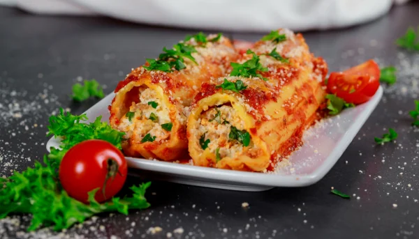 Mini cannellonis au jambon cru, tomates et parmesan