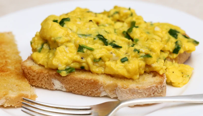 Oeufs brouillés à la feta et coriandre