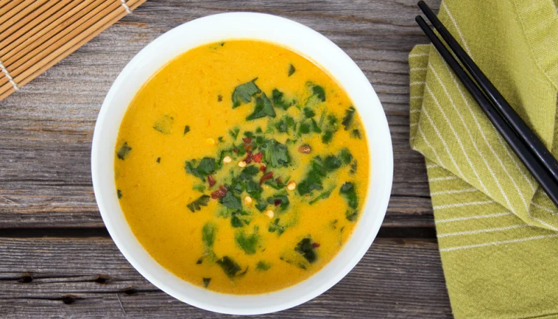 Potage au chou-fleur, pomme, gingembre et curry