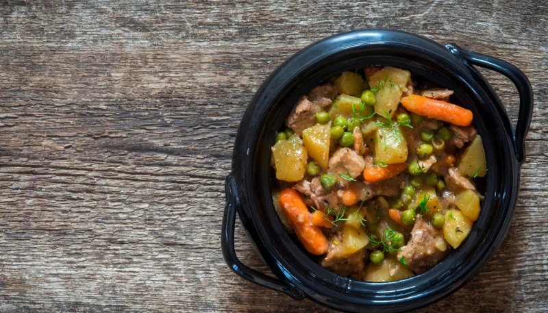 Cocotte d'agneau aux pommes de terre et petits pois carottes