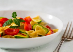 Farfalles aux tomates et courgettes sauce pesto