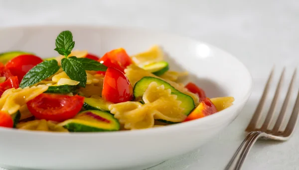 Farfalles aux tomates et courgettes sauce pesto