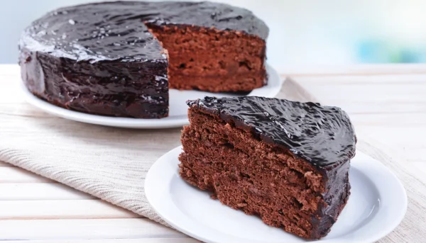 Gâteau au chocolat avec glaçage