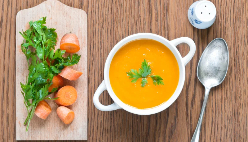 Soupe épicée de carottes au lait de coco et au céleri