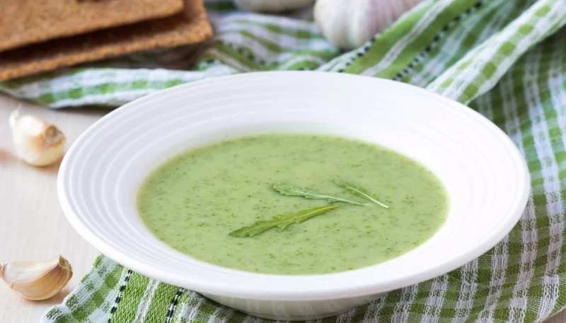 Velouté de petits pois au lard et au basilic