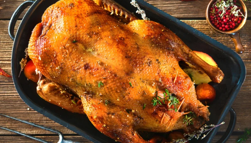 Canard de Noël farci aux fruits secs et châtaignes