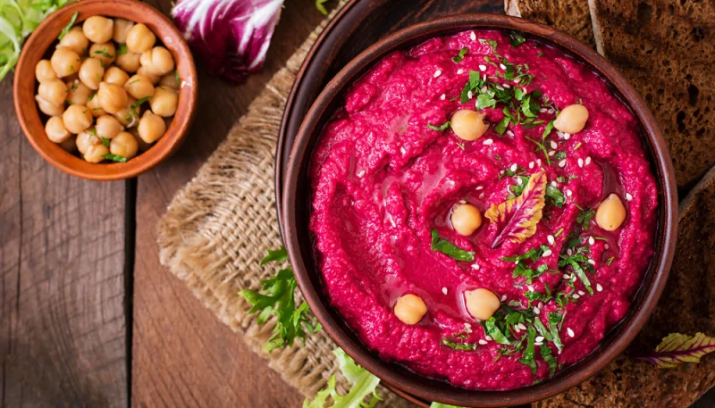 Houmous à la betterave et roquette