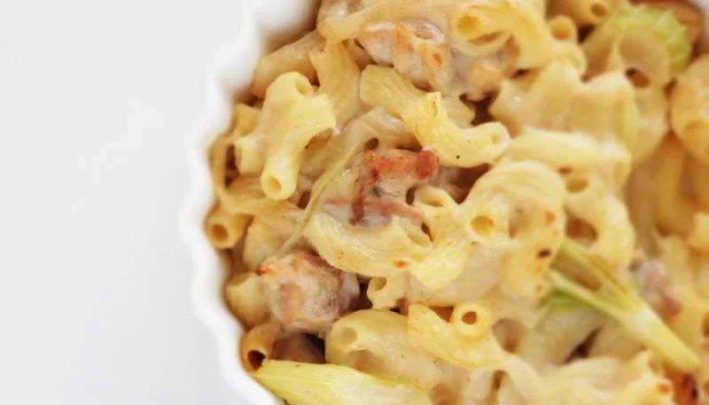 Macaroni au fromage, céleri et bacon