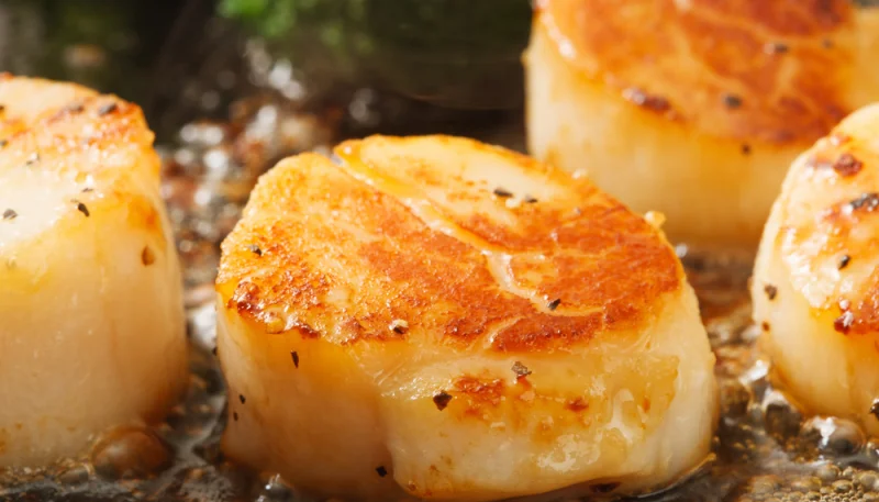 Noix de Saint-Jacques sautées à l'ail