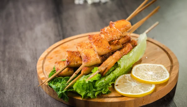Brochette de tofu grillé et dés d’ananas