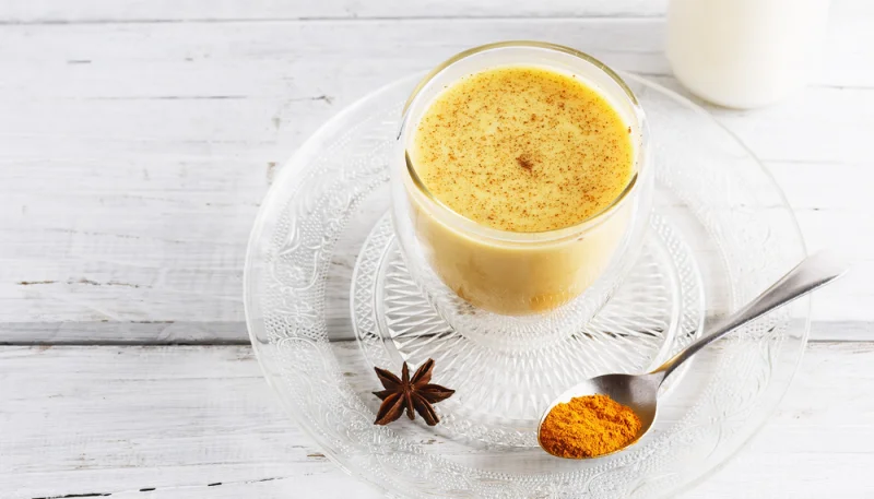 Café latte au curcuma