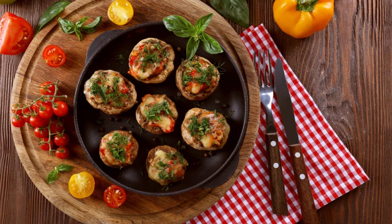 Champignons farcis à la tomate et au jambon sec