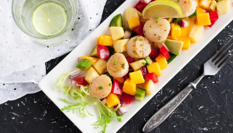 Noix de Saint-Jacques sur salsa de mangue relevée