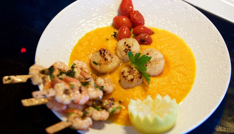 Noix de Saint-Jacques à la moutarde sur leur lit de poireaux